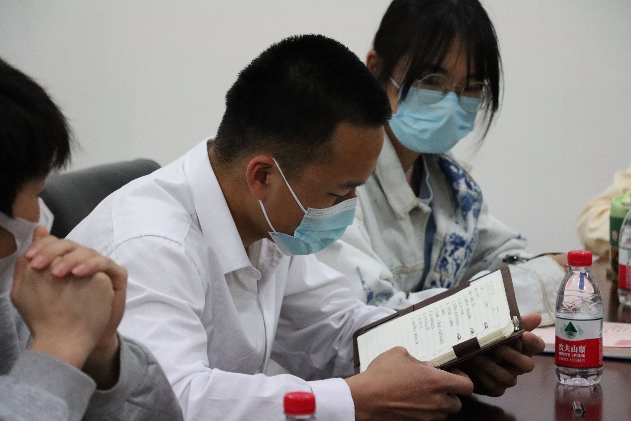 人在打电话描述已自动生成