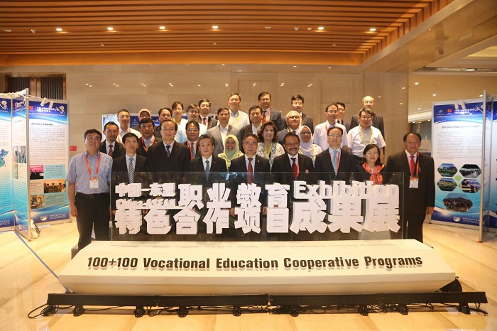 合影700.jpg 合影700.jpg