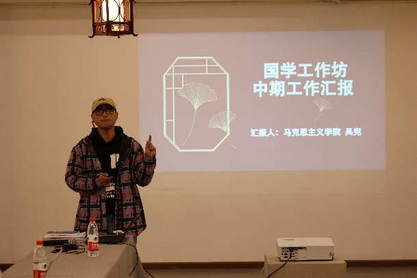 男人站在电视前中度可信度描述已自动生成