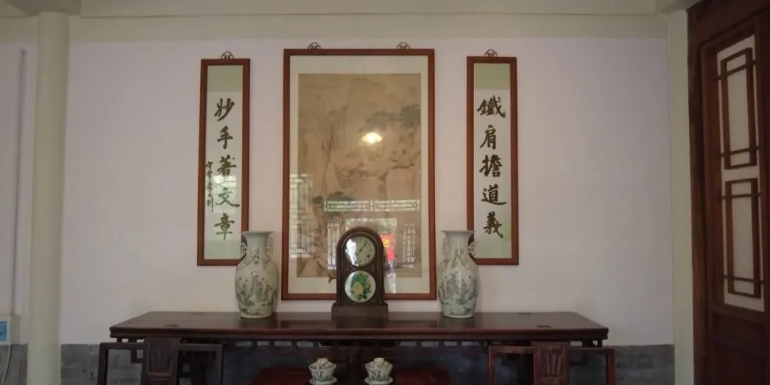 正房墙上挂着李大钊书写的“铁肩担道义,妙手著文章”的对联,这也正是他光辉一生的真实写照