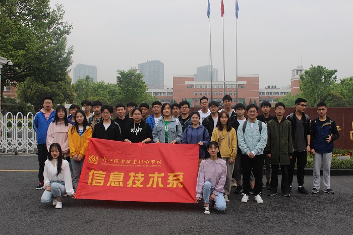 校门口大合照.JPG 校门口大合照.JPG