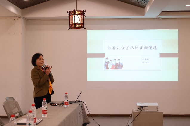 男人和女人站在镜子前低可信度描述已自动生成
