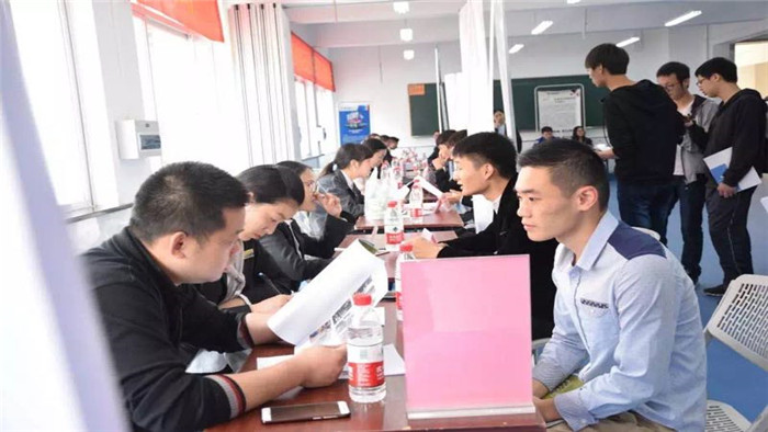 招聘会2.jpg 招聘会2.jpg