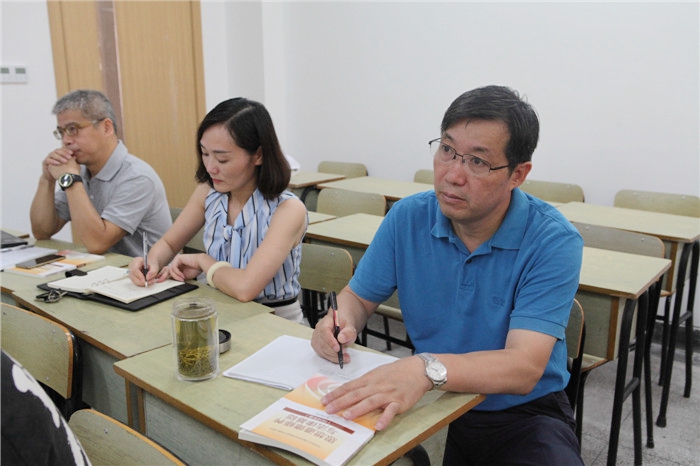 黄书记思政课听课.jpg 黄书记思政课听课.jpg
