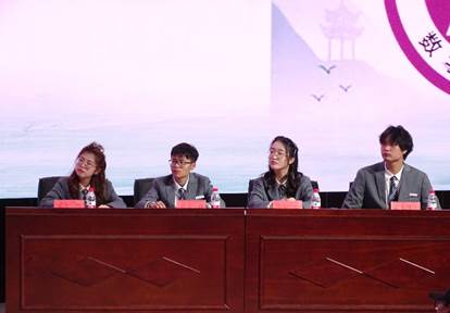 一群男人和女人在合影低可信度描述已自动生成 一群男人和女人在合影低可信度描述已自动生成
