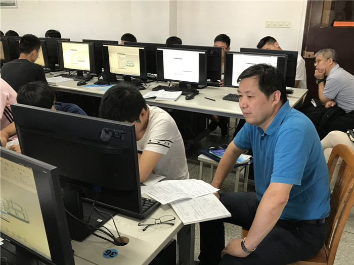 黄书记 实训室听课.jpg 黄书记 实训室听课.jpg