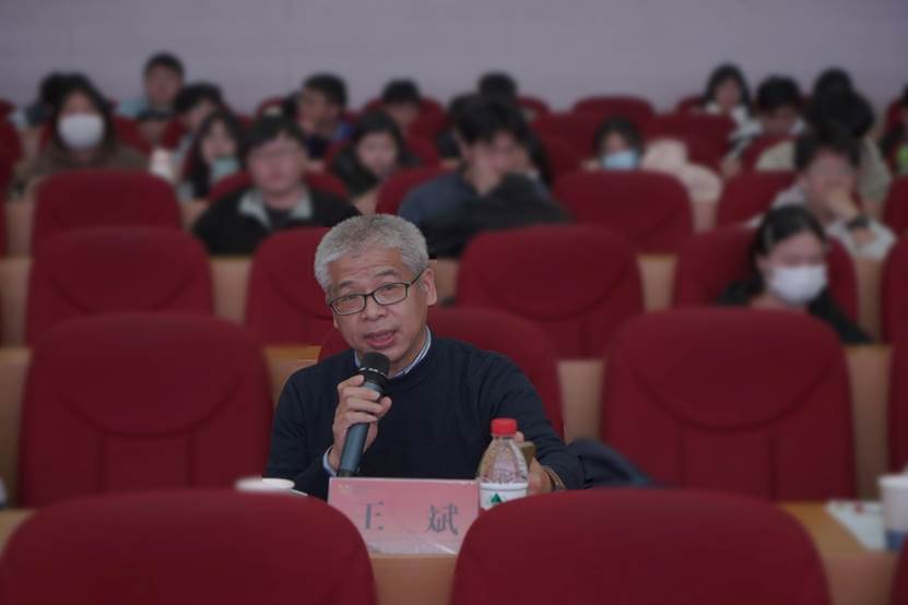 图片包含 人, 室内, 桌子, 椅子描述已自动生成 图片包含 人, 室内, 桌子, 椅子描述已自动生成